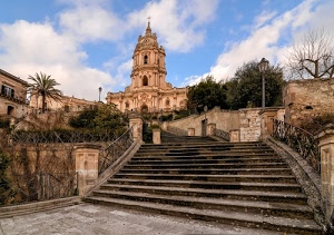 alberi, chiesa, scalinata, nuvole, cielo, campanile, azzurro, gradini, lampioni, barocco, scalini, palma, scala, verde, bianco, muri, finestre, sicilia, ringhiere