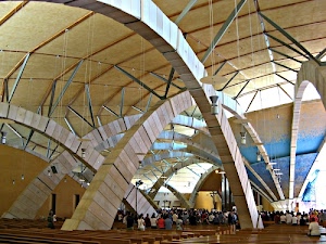 archi, chiesa, banchi, persone, fedeli, architettura, interno, travi, curve, messa, copertura, legno, arco