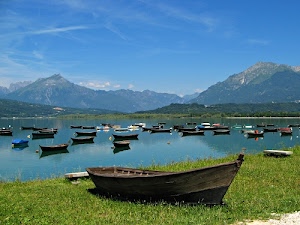 erba, barche, lago, montagne, verde, cielo, acqua, azzurro, prato, nuvole, montagna, calma, panchine, barca, colline, legno, panorama, paesaggio
