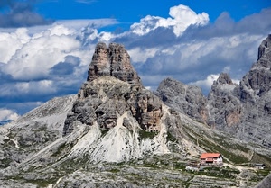 nuvole, cielo, montagna, rifugio, montagne, cime, bianco, casa, azzurro, rocce, roccia, albergo