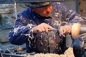 legno, artigiano, tornio, mani, trucioli, cappello, occhiali, uomo, falegname, artigianato, lavoro, attrezzi, lavorazione, segatura, muro