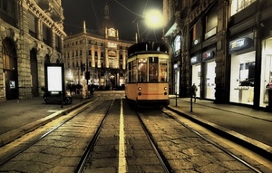 tram, rotaie, notte, binari, strada, notturno, vetrine, milano, via, negozi, sera