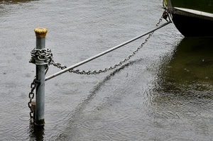 catena, barca, acqua, palo, pioggia, riflesso, mare, paletto, oro, metallo, gocce, approdo, attracco, imbarcazione, lago, prua